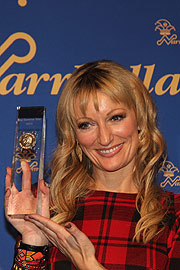 Monika Gruber mit dem Taler (©Foto: Martin Schmitz90
